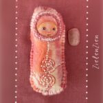 Zielenknuffel Zachtje, beschermpoppetje van zachte heling om bij je te dragen als je het even nodigt hebt. Handgemaakt ,et geborduurde symbolen en een geschilderd gezichtje, voor volwassenen en kinderen.