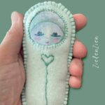 Handgemaakte zielenknuffel Jade met geborduurde symbolen en de uitnodiging je hartlijn te volgen. Met begeleidende pdf-boekje voor jong en oud om in gesprek te gaan over jouw hart en jouw hartlijn.