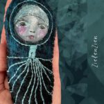 Zielenknuffel, troostknuffel, beschermpoppetje voor wortelkracht. Zij helpt je met haar geborduurde symbolen en het edelsteentje in haar rugzakje om stevig in je kracht te staan.