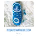 Zielenknuffel Pluisje, handgemaakte blauwe knuffel van wollen stof met geborduurde paardenbloempluis, een troostknuffel, een beschermpoppetje vol wenskracht.